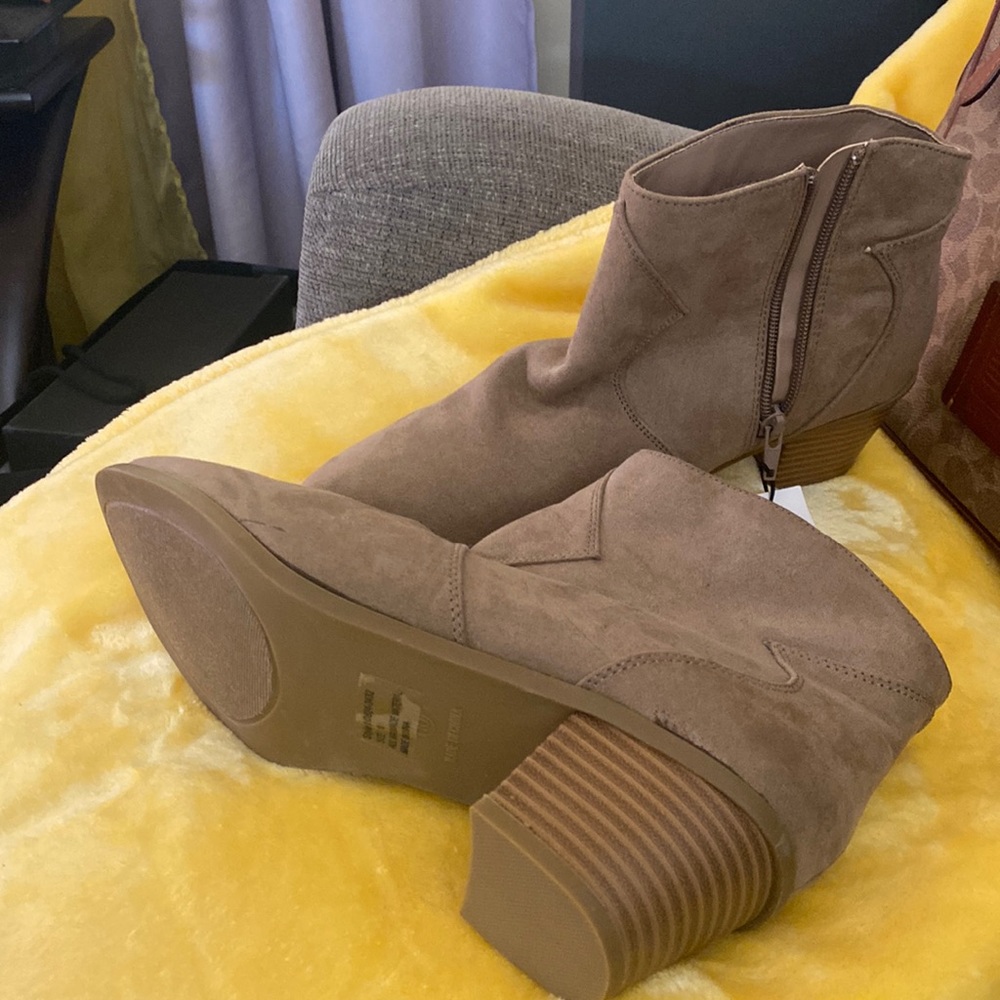 Tan Women ankle boots new with tags